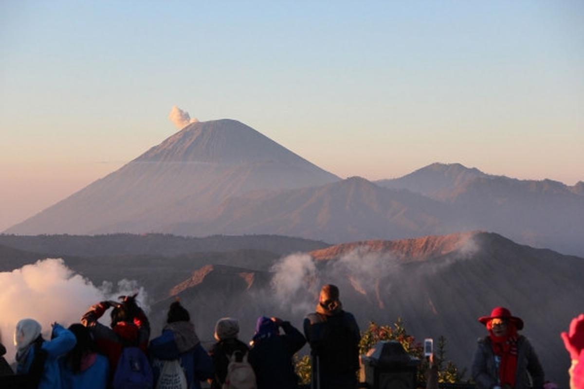 Ramai-ramai abadikan keindahan panorama Bromo yang eksotis