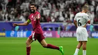 Keunggulan Palestina gagal bertahan hingga turun minum. Pada menit keenam injury time babak pertama, Hassan Al Haydos melepas tembakan dari dalam kotak penalti setelah menerima umpan Akram Afif dari sepak pojok. (AP Photo/Thanassis Stavrakis)