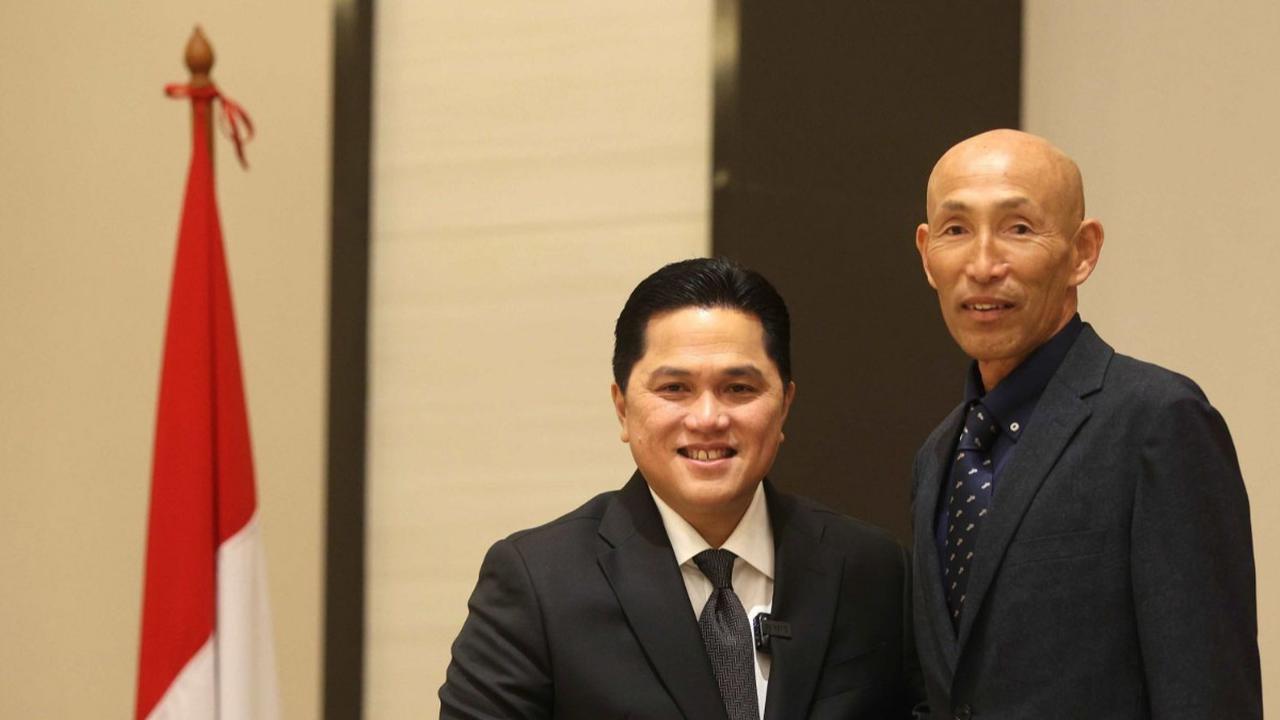 Ketua PSSI, Erick Thohir, resmi mengumumkan Satoru Mochizuki sebagai pelatih Timnas Indonesia Putri yang baru. Foto: Bola.com / M Iqbal Ichsan