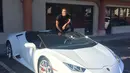 Tak hanya itu, Blac Chyna bahkan mengizinkan pria tersebut mengendarai mobil Ferrari yang dibelikan Rob Kardashian untuknya. (instagram/realdevinhaney)