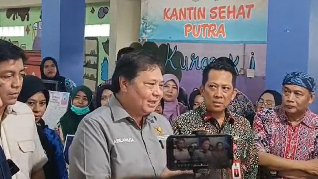 "Jadi, cocok harganya (Rp15.000)? tanya Airlangga.<br><br>Meski demikian, Airlangga tidak menjawab lebih lanjut permintaan dari emak-emak penjual siomay tersebut.<br>