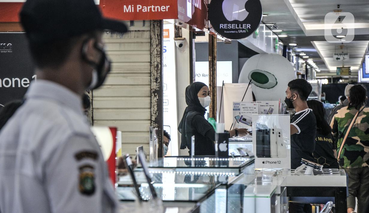 Pekerja melayani calon pembeli smartphone di ITC Cempaka Mas, Jakarta, Rabu (4/8/2021). Data firma riset International Data Corporation (IDC) mencatat permintaan smartphone di Indonesia mengalami pertumbuhan 19 persen (YoY) atau 36,8 juta unit pada paruh kedua 2020.  (merdeka.com/Iqbal S Nugroho)