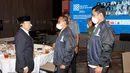 Pendiri HIPMI Abdul Latief (kiri), Menteri Investasi/Kepala BKPM Bahlil Lahadalia (tengah) dan Ketua Umum HIPMI Jaya Sona Maesana (kanan) berbincang usai pembukaan Diklatda HIPMI Jaya 2021 di Jakarta, Kamis (23/9/2021). (Liputan6.com/Fery Pradolo)