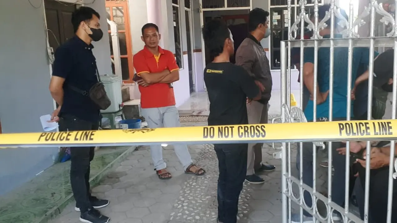 Polisi memasang garis kuningan di lokasi penusukan pria ke mantan istrinya di Bojonegoro. (Ahmad Adirin/Liputan6.com).