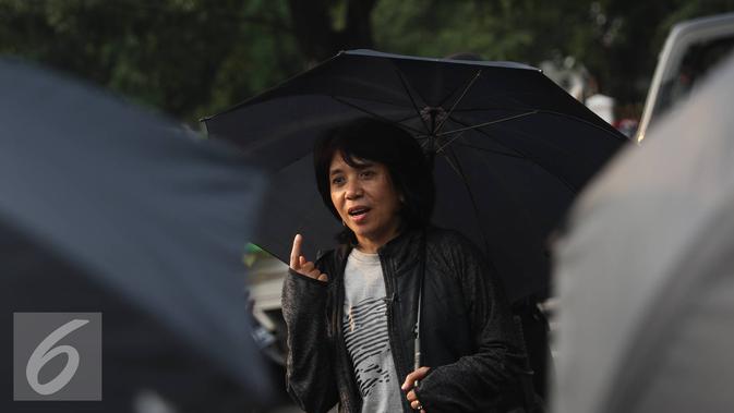 Istri aktivis Munir, Suciwati menggelar aksi Kamisan di depan Istana Merdeka, Jakarta, Kamis (8/9). Dalam aksi yang ke-458 tersebut, mereka kembali meminta penyelesaian serta kejelasan kasus pelanggaran HAM di masa lalu. (Liputan6.com/Immanuel Antonius)