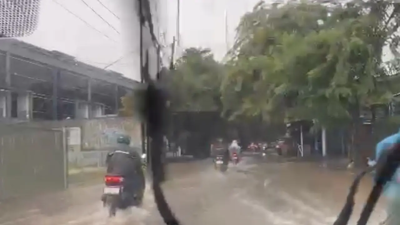 Hujan yang mengguyur sejak dini hari, Jumat (22/3/2024) menyebabkan Jakarta dikepung sejumlah titik banjir. Salah satunya ada di pintu keluar Tol Rawa Buaya, Jakarta Barat.