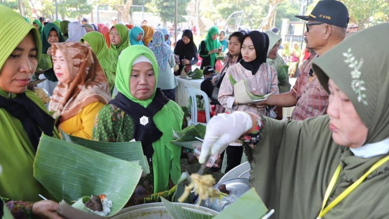 Pemerintah Kabupaten Jombang memecahkan rekor MURI karena berhasil menyajikan 15 ribu porsi sego kikil (nasi kikil) dalam satu acara. Nasi kikil merupakan kuliner khas Jombang.