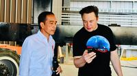 Presiden Joko Widodo atau Jokowi bertemu CEO Tesla Inc. Elon Musk di markas SpaceX, Boca Chica, Amerika Serikat, Sabtu, 14 Mei 2022. Dalam kesempatan ini, Jokowi dan Elon Musk sempat melakukan diskusi singkat dilanjutkan berkeliling melihat fasilitas markas besar SpaceX tersebut. (Foto: Laily Rachev - Biro Pers Sekretariat Presiden)