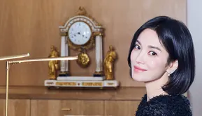 Song Hye Kyo Tampil Elegan dengan Dress Hitam, Pesona Awet Mudanya Bikin Terpana