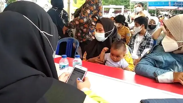 Emak-emak di Kota Kendari mengikuti vaksinasi .(Liputan6.com/Ahmad Akbar Fua)