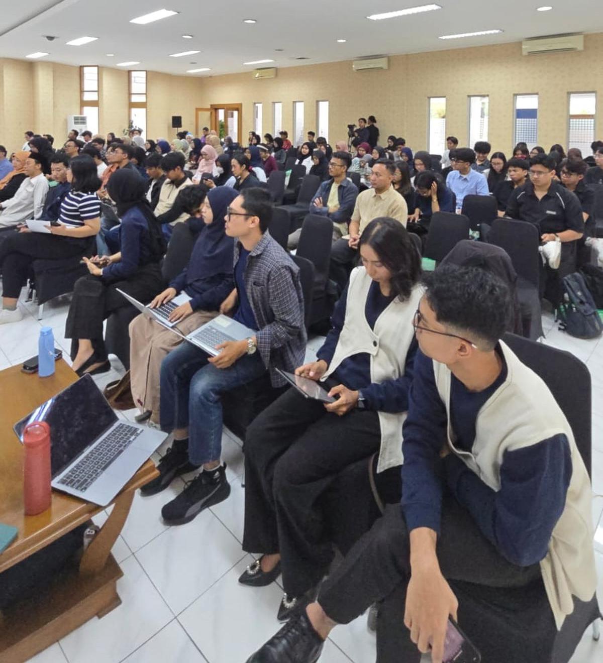 Sekjen ATVSI Gilang Iskandar saat menjadi pembicara di seminar bertajuk 'Keadilan Untuk Siapa : Sebuah Paradoks Regulasi Penyiaran Konvensional dan Digital' di kampus FISIPOL Universitas Gadjah Mada (UGM)