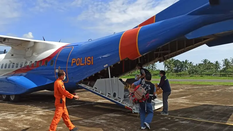 BNPB salurkan bantuan pada korban bencana banjir bandang, tanah longsor, dan gelombang pasang di Nusa Tenggara Timur (NTT).
