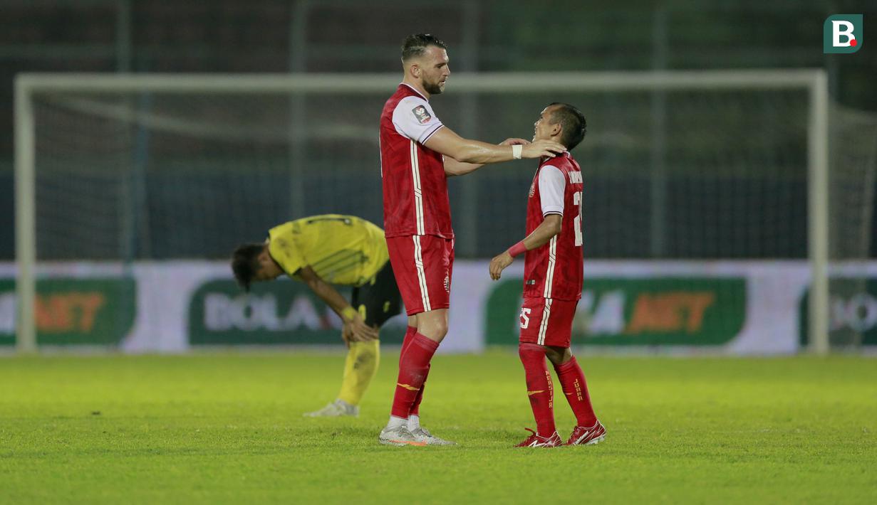 Pemain Persija Jakarta, Marko Simic (kiri) berbincang dengan Riko Simanjuntak, saat melawan Barito Putera pada laga perempat final Piala Menpora 2021 di Stadion Kanjuruhan, Sabtu (10/4/2021). Persija menang dengan skor 1-0. (Bola.com/Arief Bagus)