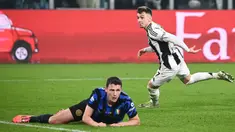 Penyerang Juventus, Francisco Conceicao (kanan) melakukan selebrasi setelah mencetak gol bagi timnya saat pertandingan pekan ke-25 Serie A Italia 2024/2025 melawan Inter Milan di Stadion Juventus di Allianz Stadium, Turin pada Minggu 16 Februari 2025 waktu setempat atau Senin 17 Februari 2025 dini hari WIB. (Isabella BONOTTO/AFP)