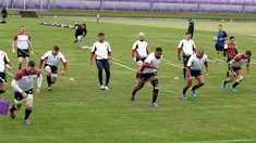 Para pemain rugby Inggris berlatih di Tokyo, Jepang, Selasa (29/10/2019). Inggris akan menghadapi Afrika Selatan di final Piala Dunia Rugby 2019. (AP Photo/Mark Baker)
