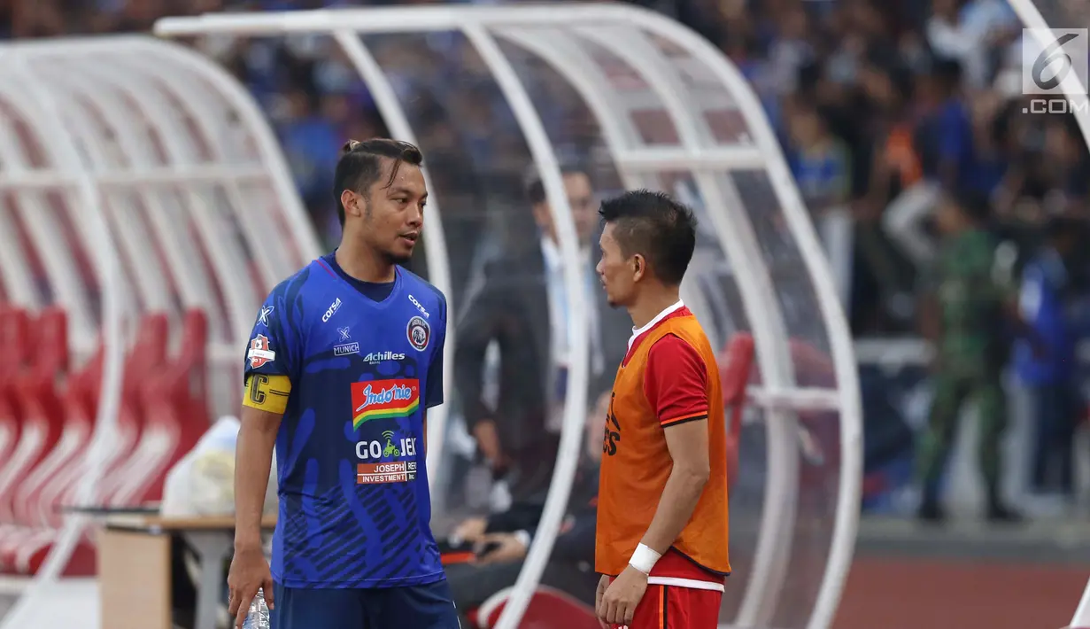 Kapten tim Arema FC, Hamka Hamzah (kiri) berbincang dengan pemain belakang Persija, Ismed Sofyan usai laga lanjutan Shopee Liga 1 Indonesia 2019 di Stadion Gelora Bung Karno, Jakarta, Sabtu (3/8/2019). Laga berakhir imbang 2-2. (Liputan6.com/Helmi Fithriansyah)