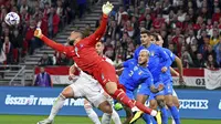 Penjaga gawang Italia Gianluigi Donnarumma, latar depan melakukan penyelamatan, selama pertandingan sepak bola UEFA Nations League antara Hongaria dan Italia, di Puskas Arena di Budapest, Hongaria, Senin, 9 September. 26, 2022. (Zsolt Szigetvary/MTI via AP)