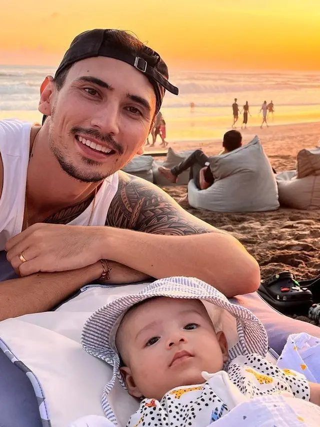 [Fimela] Suami dan anak Jessica Iskandar