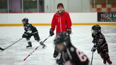 Mantan atlet hoki es Korut, Hwangbo Young melatih anak-anak selama kelas hoki di gelanggang es di Seoul (4/4). Hwangbo berharap bisa menjadi pelatih tim hoki es wanita nasional Korea Selatan pada Olimpiade musim dingin 2018. (AFP Photo / Jung Yeon-Je)