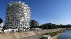 Gambar pada 23 Oktober 2018 menunjukkan sebuah bangunan "Arbre Blanc" atau yang berarti Pohon Putih di Montpellier, Prancis. Gedung ini dirancang oleh arsitek Jepang Sou Fujimoto bersama Nicolas Laisne dan Manal Rachdi dari Prancis. (PASCAL GUYOT/AFP)