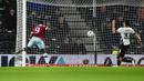 Pemain West Ham United Michail Antonio (kiri) mencetak gol ke gawang Derby County pada pertandingan sepak bola putaran keempat Piala FA di Stadion Pride Park, Derby, Inggris, 30 Januari 2023. West Ham United mengalahkan Derby County dengan skor 2-0. (AP Photo/Rui Vieira)