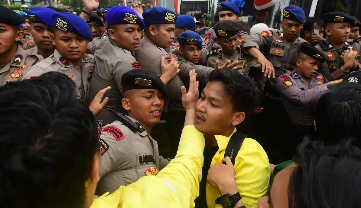 Massa mahasiswa terlibat aksi dorong dengan petugas kepolisian saat aksi BEM UI  di Jalan MH Thamrin, Jakarta, Selasa, 18 Agustus 2026. (KLY/ Arie Basuki)