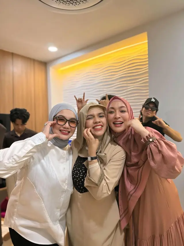 9 Potret Reza Artamevia dan Angelina Sondakh Kini Jadi Nenek, Penuh Kebahagiaan Sambut Sang Cucu yang Baru Lahir