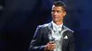 Bintang asal klub Real Madrid, Cristiano Ronaldo meraih penghargaan sebagai Best Men's player in Europe di Monaco, (25/8/2016).  (AFP/Valery Hache)