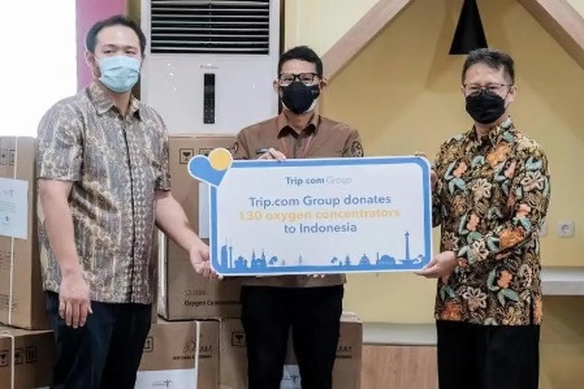 Menkes Budi Gunadi Sadikin dan Menparekraf Sandiaga Uno menerima bantuan konsentrator oksigen dari Trip.com (Dok. Trip.com Group)