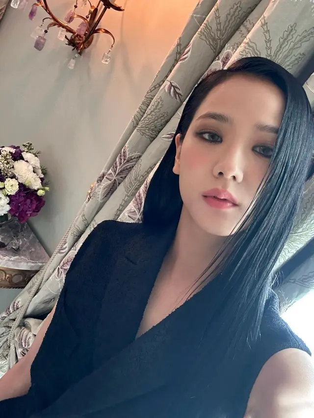 Pangling Lihat Penampilan Jisoo BLACKPINK dengan Gaya Boyish Gothic di Paris Fashion Week