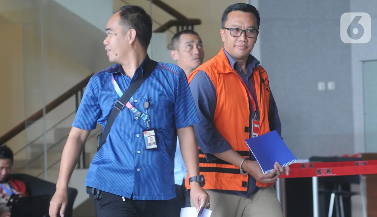 Mantan Menteri Pemuda dan Olahraga Imam Nahrawi (kanan) bersiap menjalani pemeriksaan lanjutan di Gedung KPK, Jakarta, Kamis (21/12/2019). Imam Nahrawi diperiksa sebagai tersangka dalam kasus dugaan suap dana hibah dari pemerintah terhadap KONI melalui Kemenpora. (merdeka.com/Dwi Narwoko)