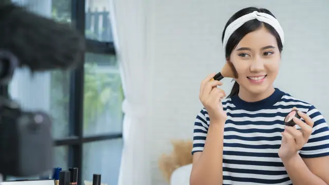 Quick Makeup untuk ke Kantor: Rutinitas 5 Menit agar Tampil Fresh, Rapi, dan Percaya Diri Sepanjang Hari