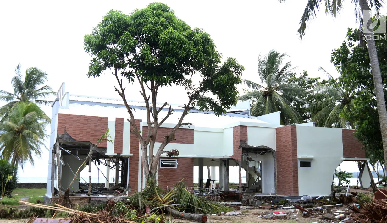 Penginapan rusak akibat dihantam gelombang Tsunami Anyer di pesisir Pantai Carita, Banten, Minggu (23/12). Tsunami yang menerjang wilayah Selat Sunda, Pandeglang, Serang, dan Lampung Selatan merusak ratusan bangunan dan kapal. (Liputan6.com/Angga Yuniar)