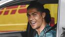 Striker Juventus, Cristiano Ronaldo, saat tiba di Pusat Latihan Juventus, Turin, Selasa (19/5/2020). Sejumlah pemain Juventus telah tiba di Turin untuk memulai latihan jelang bergulirnya kembali Serie A. (AP/Fabio Ferrari)