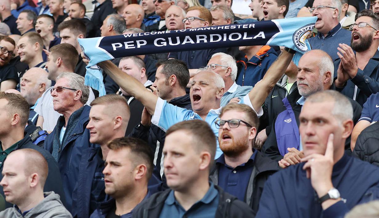 Para fans Manchester City merayakan kemenangan atas Stoke. Hasil 4-1 membuat City kini memuncaki klasemen sementara Liga Inggris, menggeser posisi Manchester United. (Reuters/Russell Cheyne)