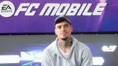 Pemain berlabel Timnas Indonesia, Shayne Pattynama, hadir di acara FC Mobile Ngabuburit 2026 di kawasan M Bloc, Kebayoran Baru, Jakarta Selatan, Sabtu (21/2/2026). (Bola.com/M Iqbal Ichsan)