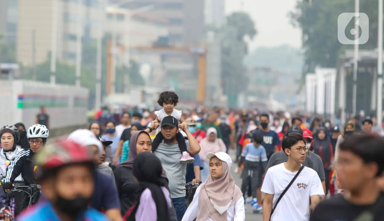 Warga berolahraga dan melakukan beragam aktivitas di kawasan Bundaran Hotel Indonesia (HI), Menteng, Jakarta Pusat, Minggu (22/5). Pemerintah Provinsi (Pemprov) DKI Jakarta kembali menggelar Hari Bebas Kendaraan Bermotor (HBKB) di sejumlah ruas jalan Ibu Kota. (Liputan6.com/Herman Zakharia)