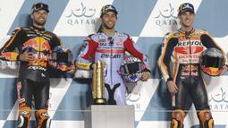 Pol Espargaro (kanan) yang start dari posisi ke-6 akhirnya menempati peringkat ketiga di akhir balapan di belakang pembalap Afrika Selatan yang memperkuat tim Red Bull KTM, Brad Binder (kiri). (AP/Hussein Sayed)