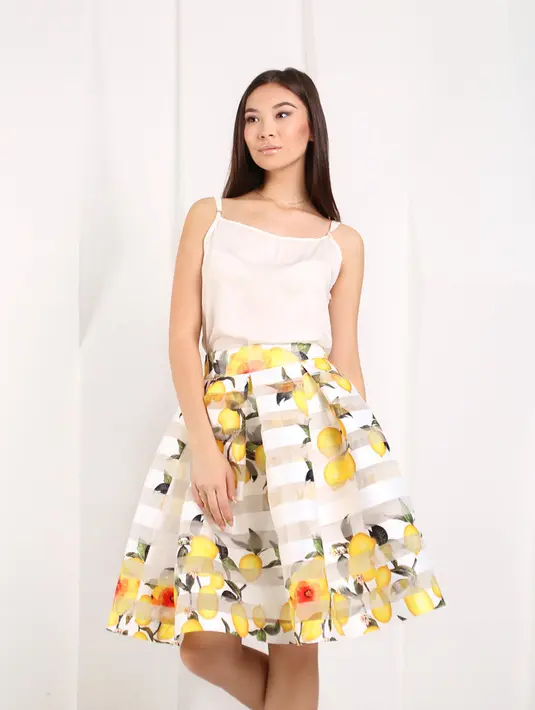 Rok Bermotif. Rok ini bisa menjadi item untuk mengupgrade penampilan. Kamu bisa padukan dengan kemeja dan pilihlah rok diatas lutut agar penampilanmu terlihat lebih muda. Kemudia, tambahkan heels untuk mempercantik penampilanmu / copyright shutterstock