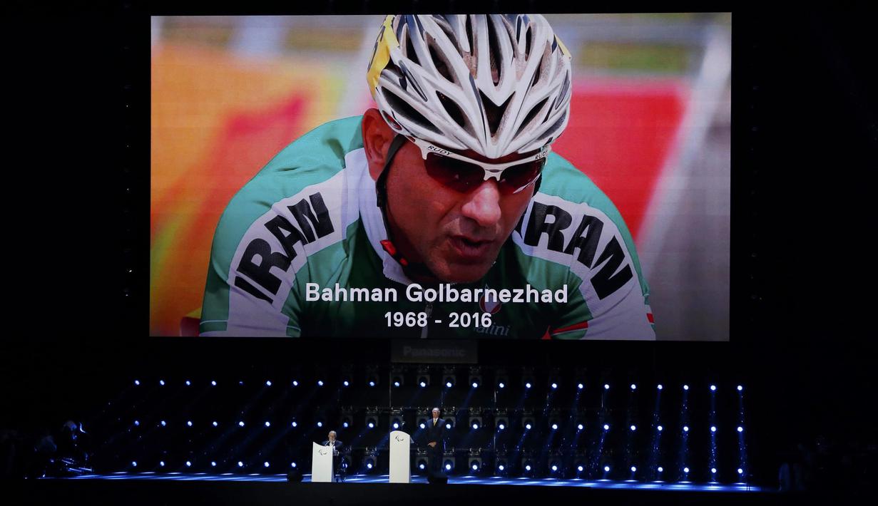 Penghormatan untuk atlet balap sepeda Iran, Sarafraz Bahman Golbarnezhad saat penutupan Paralimpiade Rio 2016 di Stadion Maracana, Rio de Janeiro, Brasil, (19/9/2016) WIB. (REUTERS/Carlos Garcia Rawlins) 