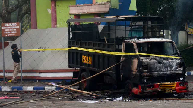 Potret Derby Jatim yang Berakhir Tragedi