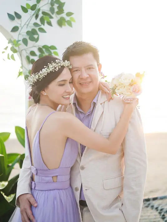 Lebih lanjut Shandy Aulia mengingatkan publik jangan menghabiskan waktu buat menyusun rencana nikah melainkan kerjakan apa yang telah direncanakan. Ibu satu anak ini lalu berbagi nasihat soal pasangan, “Jangan nikah dengan orang yang kamu pikir bisa hidup dengannya melainkan menikahlah dengan orang yang kamu yakini tidak bisa hidup tanpanya.” (Foto: Dok. Instagram @shandyaulia)