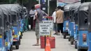 Angkutan Bajaj antre untuk pengisian BBG di salah satu Stasiun Pengisian Gas, Jakarta, Rabu (25/2/2015). Pemerintah akan menggenjot penggunaan BBG dalam rangka konversi dari bahan bakar minyak pada moda transportasi. (Liputan6.com/Faizal Fanani)