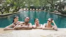 Nah, untuk yang satu ini Yasmine tengah bersama geng sosialitanya. Yasmine yang sedang berada di kolam renang terlihat begitu seksi. Makin kece, ia memakai kacamata hitamnya yang hits. (Instagram/yaswildblood)