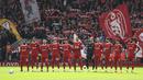 Para pemain starting XI Liverpool berbaris untuk mengheningkan cipta atas wafatnya eks pemain Liverpool, Larry Lloyd, sebelum dimulainya laga pekan ke-30 Premier League 2023/2024 menghadapi Brighton and Hove Albion di Anfield Stadium, Liverpool, Minggu (31/3/2024). (AP Photo/Rui Viera)