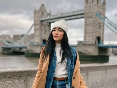 Tampil stylish di depan jembatan London, Febby Rastanty penampilannya mencuri perhatian. Abadikan foto pada sebuah foto ikonik di London, gayanya ini menuai banyak pujian dari para penggemarnya. (Liputan6.com/IG/@febbyrastanty)