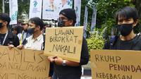Aliansi Jurnalis Independen (AJI) Bandung bersama jaringan pers mahasiswa juga aktivis menyuarakan kritikan mereka terkait RKUHP yang dianggap memuat pasal pengancam kebebasan pers juga berekspresi, di depan Gedung Sate, Kota Bandung, 20 Agustus 2022. (Liputan6.com/Dikdik Ripaldi).