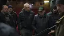 Warga sipil Ukraina menerima pelatihan senjata di dalam sebuah bioskop di Lviv, Ukraina, 5 Maret 2022. (AP Photo/Felipe Dana)