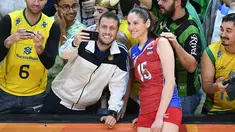 Atlet voli asal Rusia, Tatyana Kosheleva berpose bersama para penggemarnya usai bertanding melawan tim dari Korea Selatan di ajang Olimpiade Rio 2016 di Maracanazinho, Rio de Janeiro, Brasil, (8/8). (AFP PHOTO/Johannes EISELE)