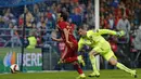 Gelandang Spanyol, David Silva berusaha mengecoh kiper Slovakia, Matus Kozacik pada laga kualifikasi Piala Eropa 2016 di Stadion Carlos Tartiere, Spanyol, Sabtu (6/9/2015). (EPA/Jose Luis Cereijido) 